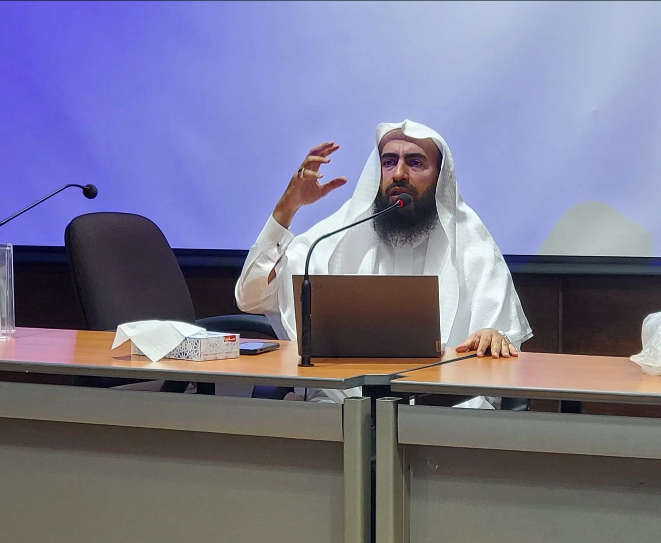 تنفيذ لقاء توعوي لطلاب كلية الشريعة بالتعاون مع وحدة التوعية الفكرية يوم الاثنين 28-ربيع الثاني-1447